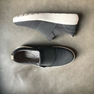 Clarks NWT Kayleigh Band slip on sneakers size 7.5